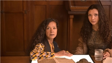 Christine Philips (Jaye Griffiths, l) und Zoe Waterman (Tara Hetharia) in einer Szene des TV-Krimis „Kommissar Van der Valk - Erlösung in Amsterdam“.