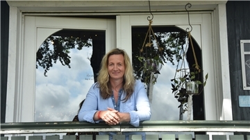 Das Foto zeigt Christine Prinz vor der alten Mühle in Klein Meckelsen. 