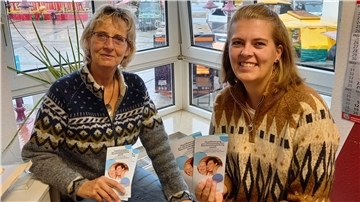 Christine Sassen-Schreiber (links) und Monika von Büren von der KVHS laden ein zu einer Qualifizierung zum Seniorenbegleiter.