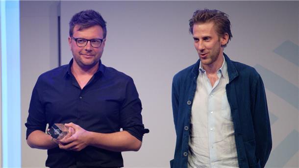 Christof Gertsch (l) und Mikael Krogerus (r) stehen bei der Verleihung des Grimme Online Award 2023 mit dem Preis für „Das Ende vom Ewigen Eis“ in der Kategorie „Wissen und Bildung“ auf der Bühne.