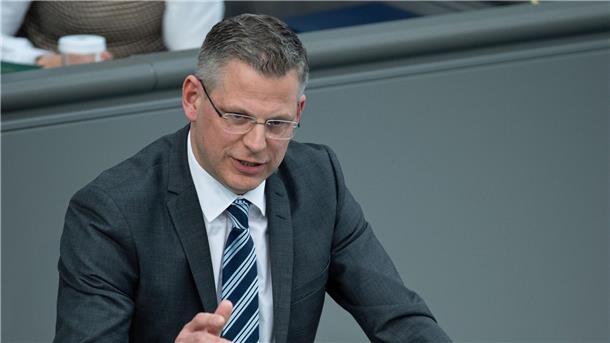 de Vries: AfD-Abgeordnete handeln unpatriotisch Christoph de Vries (CDU) über aktuelle Anschuldigungen gegen AfD-Politiker: „Jeder, der so etwas tut, ist übrigens kein Patriot, sondern ein Landesverräter.“