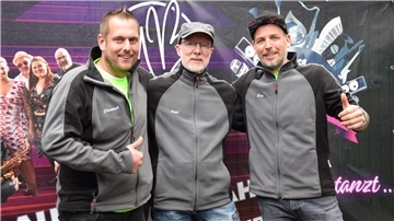Christoph Gebel, Peter Kleemann und Sven Nocker stehen für ein Foto zusammen. Sie organisieren das Village-Move-Festival in Nordenham. 