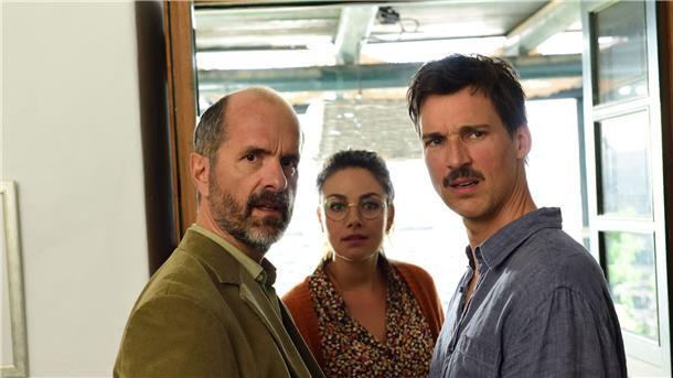 Die Filmstarts der Woche Christoph Maria Herbst (v.l.n.r.), Janina Uhse und Florian David Fitz in einer Szene des Films „Der Nachname“.