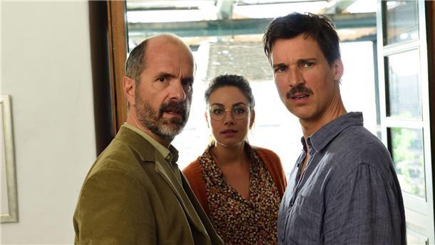 Christoph Maria Herbst (von links), Janina Uhse und Florian David Fitz in einer Szene des Films „Der Nachname“.