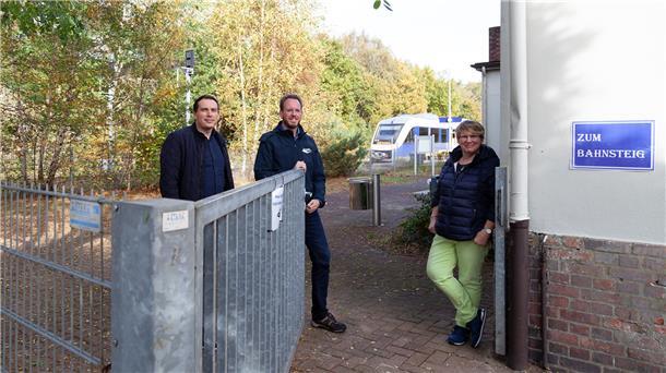 Christoph Nagelfeld (von links), Marcus Itjen und Manuela Reddig von der Gemeinde Wurster Nordseeküste freuen sich, das bislang verschlossene Tor von den Fahrradschließanlagen zu den Nordholzer Bahngleisen dauerhaft öffnen zu können.