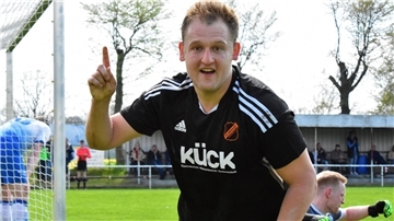 Christoph Roes freut sich über seinen Treffer zum 2:0 für die SG Stinstedt.