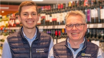 Christopher Cord (links) und sein Vater Torsten Cord in ihrem EDEKA-Markt.