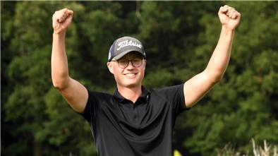 Christopher Janson hatte doppelt Grund zur Freude. Der Langener wurde am Wochenende nicht nur erstmals Clubmeister in Oxstedt, sondern feierte auch seinen 18. Geburtstag.