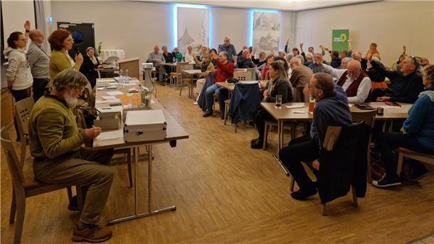 Christopher Jesse und Britta Sanders stellten sich am Donnerstag in Cadenberge zur Wahl: Die Grünen nominierte einen neuen Bundestagskandidaten für den Wahlkreis Cuxhaven/Stade II. 