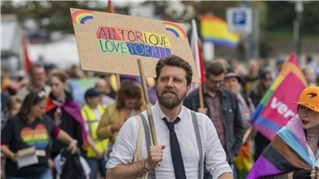 Christopher Street Day in Bremerhaven: Bunt, laut und vor allem queer. 