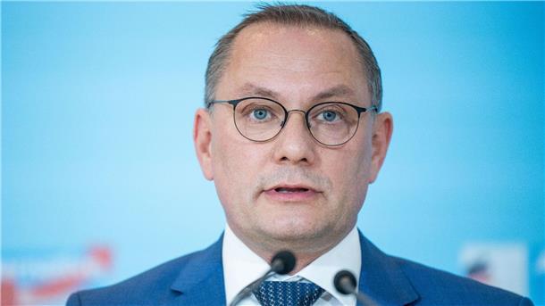 Chrupalla rechtfertigt Agieren in Russland- und China-Affäre Chrupallas Parteikollegen Krah und Bystron hätten schriftlich ihre Unschuld versichert.