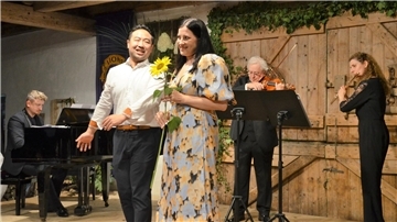 „Cinque...dieci...“ Nerita Pokvytyte und Elias Han interpretieren das Duett aus dem „Figaro“ mit Tiefe und Kraft, aber auch mit Sonnenblume und Hüftschwung. Begleitet werden sie von (hinten von links) Adrian Rusnák, Vasilij Rusnák und Arevik Khachatryan.