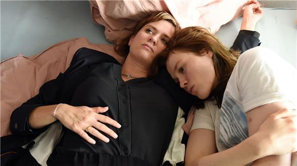 Brisante neue ARD-Serie „37 Sekunden“ Clara (Emily Cox) und Leonie (Paula Kober) in einer Szene der ersten Folge der ARD-Dramaserie „37 Sekunden“.