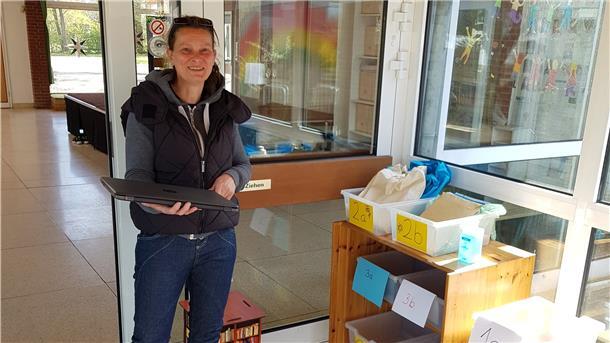 Claudia Kaschorek, Lehrerin an der Grundschule Lunestedt, steht vor den „Lernpaketen“ für die Schüler, die nach Klassen sortiert sind.