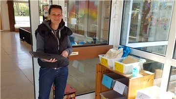 Claudia Kaschorek, Lehrerin an der Grundschule Lunestedt, steht vor den „Lernpaketen“ für die Schüler, die nach Klassen sortiert sind.