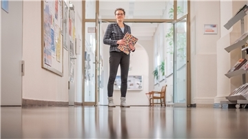 Claudia Lissé leitet das Lloyd Gymnasium. Heute beginnt der Prozess um das Attentat an der Schule.