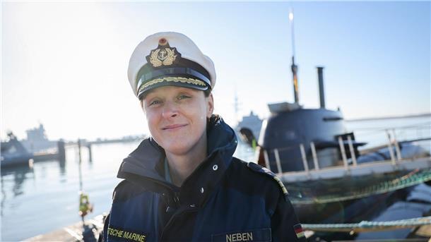 Alle hören auf ihr Kommando Claudia Neben ist Kommandantin eines U-Boots.