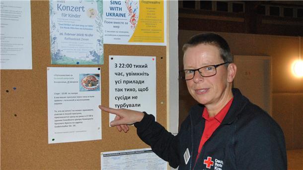 Ein Jahr nach Kriegsbeginn: Ukrainer haben in Zeven ein Zuhause gefunden Claudia Oerding, Hauptverantwortliche Mitarbeiterin der NUK Zeven, sorgt mit ihrem Team für spannende Freizeitangebote für die Ukrainer. An der Pinwand werden Aktivitäten zweisprachig ausgeschrieben.
