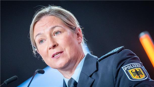 Claudia Pechstein in Uniform beim CDU-Konvent in Berlin.