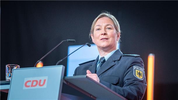 Claudia Pechstein, Olympiasiegerin im Eissschnelllauf, spricht in ihrer Uniform als Bundespolizistin beim CDU-Grundsatzkonvent.
