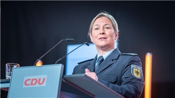 Claudia Pechstein, Olympiasiegerin im Eissschnelllauf, spricht in ihrer Uniform als Bundespolizistin beim CDU-Grundsatzkonvent.