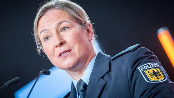 „Bild“: Polizei mit Disziplinarverfahren gegen Pechstein Claudia Pechstein spricht in ihrer Polizei-Uniform beim CDU-Grundsatzkonvent.