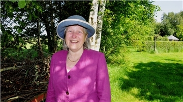 Claudia Peplau in ihrem Garten an der Friedeburgstraße in Atens. Das gesamte organische Material, das im Garten anfällt, wird entweder kompostiert oder zu Totholzhecken verarbeitet. In diesen Hecken brüten Rotkehlchen und Zaunkönige.