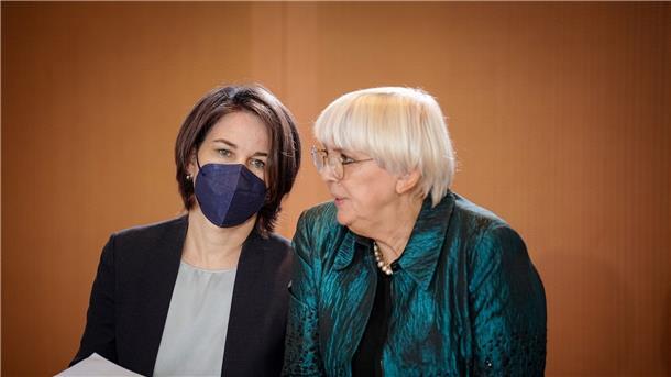 Claudia Roth und Annalena Baerbock nehmen an der Sitzung des Bundeskabinetts im Bundeskanzleramt teil.