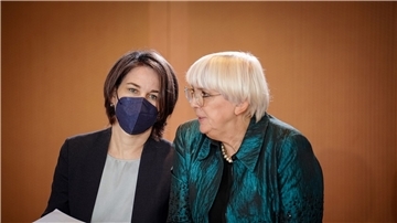 Claudia Roth und Annalena Baerbock nehmen an der Sitzung des Bundeskabinetts im Bundeskanzleramt teil.