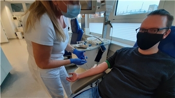 Claudia Schorer nimmt NORD|ERLESEN-Redakteur Klaas Tucholke Blut ab.