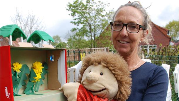 Claudia Taubert weiß, wie gut „Janosch“ bei den Kita-Kindern in Sievern ankommt. Die Handpuppe tritt in Videos auf, die die Erzieherinnen tagtäglich für die Eltern und Kleinen produzieren.