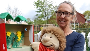 Claudia Taubert weiß, wie gut „Janosch“ bei den Kita-Kindern in Sievern ankommt. Die Handpuppe tritt in Videos auf, die die Erzieherinnen tagtäglich für die Eltern und Kleinen produzieren.