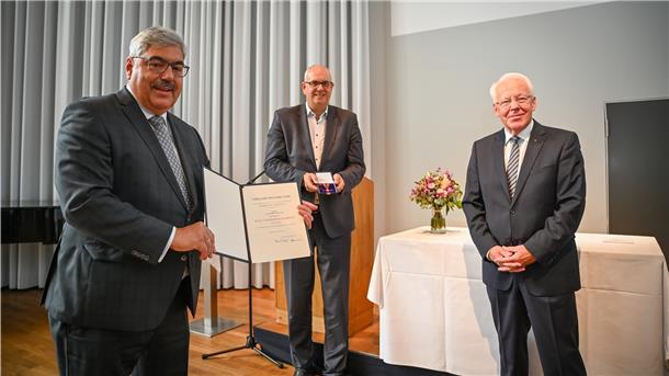 Claus Brüggemann (re.) erhält von der Bundesregierung durch Andreas Bovenschulte (Mitte) und Melf Grantz im Deutschen Auswandererhaus das Bundesverdienstkreuz am Bande. Brüggemanns ehrenamtliches Engagement als Sprecher des Theaterbeirats – aber auch der Vorsitz im Netzwerk Schule, Wirtschaft, Wissenschaft und die Arbeit im Verein Hombre, der für Palliativversorgung Schwerstkranker und die Betreuung ihrer Angehörigen sorgt, waren die Gründe für die Auszeichnung.