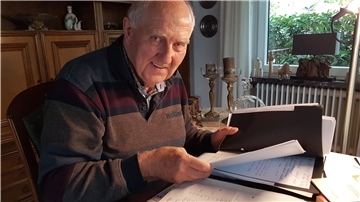 Claus Götjen sitzt am Schreibtisch.