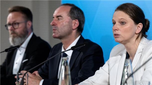 Bundesländer fordern einstimmig Industriestrompreis Claus Ruhe Madsen (l-r), Hubert Aiwanger und Melanie Leonhard in Hohenkammer.