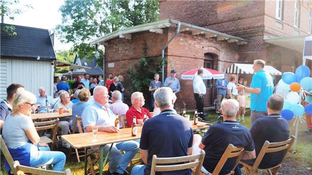 Claus Seebeck begrüßt die zahlreichen Gäste beim CDU Sommerfest auf dem Beerster Bahnhofsgelände.