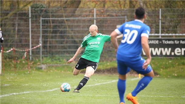 Clemens Schoppenhauer (links) will mit dem FC Hagen/Uthlede am Freitagabend das Derby gegen Rot-Weiss Cuxhaven gewinnen.