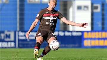 Fußballer Clemens Schoppenhauer beim Schuss