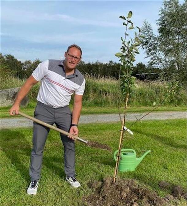 Clubmeister Sebastian Meyer pflanzte einen Apfelbaum.