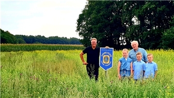 Clubpräsident Norbert Behrends und Landwirt Günter Nagelfeld mit den Enkelkindern auf der Wildblumenwiese in Sievern. 