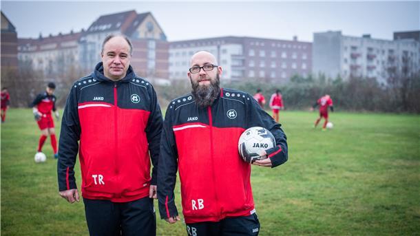 Co-Trainer Thorsten Richter (links) und Trainer Roman Broy erfahren mit ihren Jungs vom Fußballverein FC Sparta regelmäßig Rassismus.