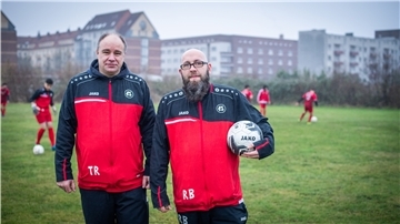 Co-Trainer Thorsten Richter (links) und Trainer Roman Broy erfahren mit ihren Jungs vom Fußballverein FC Sparta regelmäßig Rassismus.