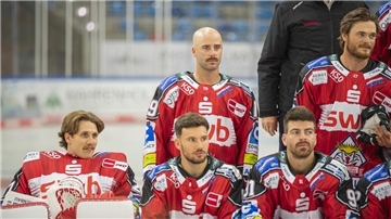 Eishockeyspieler beim Mannschaftsfoto.