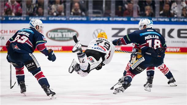 Das zweite Finale geht an Berlin: Pinguins verlieren spektakuläres Spiel Colt Conrad geht in dieser Szene spektakulär zu Boden.