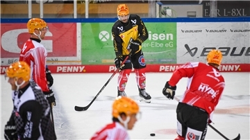 Eishockeyspieler passen sich einen Puck zu