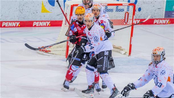 Pinguins gewinnen torreiches Nordderby nach Drei-Tore-Rückstand Colt Conrad (Mitte) entschied das Spiel zugunsten der Pinguins.