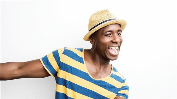 Comedian Dave Davis eröffnet am 6. September die Spielzeit im Theater im Fischereihafen mit seinem Programm „Ruhig, Brauner!" Wegen der geringen Platzzahl treten er und viele seiner Kollegen gleich zweimal hintereinander auf.