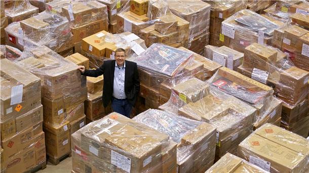 Comet-Geschäftsführer Richard Eickel sieht die Diskussion über Feuerwerk in Bremen kritisch. Auf dem Archivbild steht er im Bremerhavener Logistikzentrum inmitten der mit Pyrotechnik gefüllten Pakete.