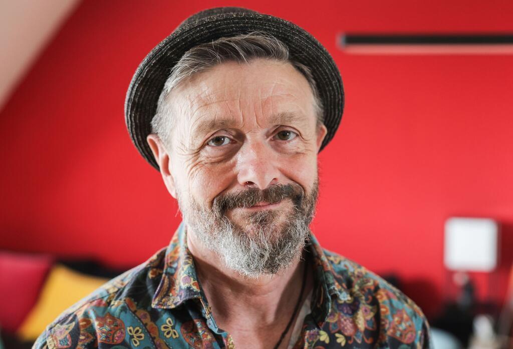 Ralf König wird 65 und ringt mit Siegfried Comicautor Ralf König wird am 8. August 65 Jahre alt.