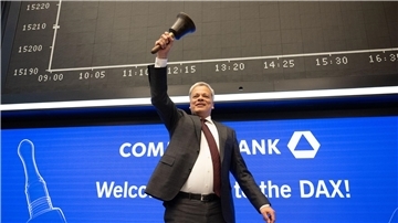 Commerzbank-Chef Manfred Knof läutet an der Deutschen Börse in Frankfurt die Eröffnungsglocke. Das Kreditinstitut wird wieder im Dax geführt.